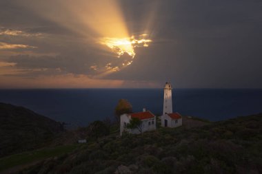 Sarpnck Deniz feneri (Karaburun Deniz feneri), 12 mil görüş mesafesinde Urla-Karaburun istikametinde hizmet vermektedir.