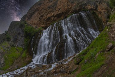 Urgup 'un 156 km güneyi ve Nigde' nin doğusundaki Aladaglar Ulusal Parkı 'ndaki Kapuzbasi Şelaleleri Türkiye' nin en sıradışı yedi şelalesi arasındadır: