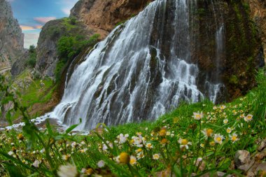 Urgup 'un 156 km güneyi ve Nigde' nin doğusundaki Aladaglar Ulusal Parkı 'ndaki Kapuzbasi Şelaleleri Türkiye' nin en sıradışı yedi şelalesi arasındadır: