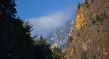 Urgup 'un 156 km güneyi ve Nigde' nin doğusundaki Aladaglar Ulusal Parkı 'ndaki Kapuzbasi Şelaleleri Türkiye' nin en sıradışı yedi şelalesi arasındadır: