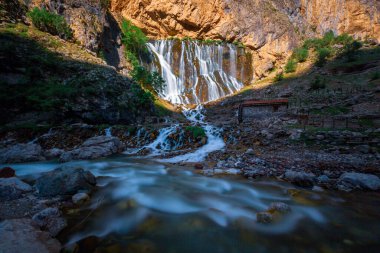 Urgup 'un 156 km güneyi ve Nigde' nin doğusundaki Aladaglar Ulusal Parkı 'ndaki Kapuzbasi Şelaleleri Türkiye' nin en sıradışı yedi şelalesi arasındadır: