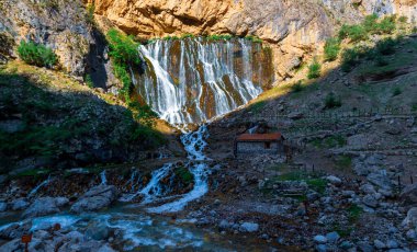 Urgup 'un 156 km güneyi ve Nigde' nin doğusundaki Aladaglar Ulusal Parkı 'ndaki Kapuzbasi Şelaleleri Türkiye' nin en sıradışı yedi şelalesi arasındadır: