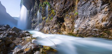 Urgup 'un 156 km güneyi ve Nigde' nin doğusundaki Aladaglar Ulusal Parkı 'ndaki Kapuzbasi Şelaleleri Türkiye' nin en sıradışı yedi şelalesi arasındadır: