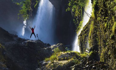Urgup 'un 156 km güneyi ve Nigde' nin doğusundaki Aladaglar Ulusal Parkı 'ndaki Kapuzbasi Şelaleleri Türkiye' nin en sıradışı yedi şelalesi arasındadır: