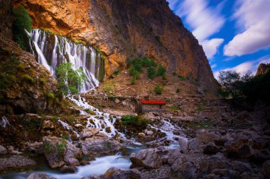 Urgup 'un 156 km güneyi ve Nigde' nin doğusundaki Aladaglar Ulusal Parkı 'ndaki Kapuzbasi Şelaleleri Türkiye' nin en sıradışı yedi şelalesi arasındadır:
