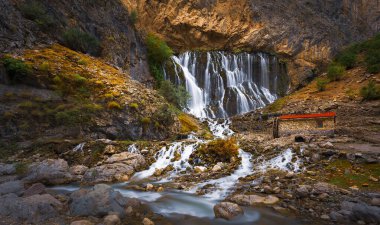 Urgup 'un 156 km güneyi ve Nigde' nin doğusundaki Aladaglar Ulusal Parkı 'ndaki Kapuzbasi Şelaleleri Türkiye' nin en sıradışı yedi şelalesi arasındadır: