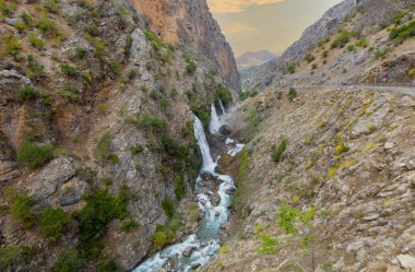Urgup 'un 156 km güneyi ve Nigde' nin doğusundaki Aladaglar Ulusal Parkı 'ndaki Kapuzbasi Şelaleleri Türkiye' nin en sıradışı yedi şelalesi arasındadır: