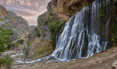 Urgup 'un 156 km güneyi ve Nigde' nin doğusundaki Aladaglar Ulusal Parkı 'ndaki Kapuzbasi Şelaleleri Türkiye' nin en sıradışı yedi şelalesi arasındadır:
