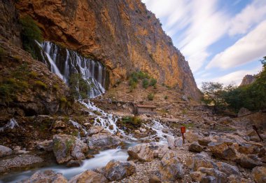 Urgup 'un 156 km güneyi ve Nigde' nin doğusundaki Aladaglar Ulusal Parkı 'ndaki Kapuzbasi Şelaleleri Türkiye' nin en sıradışı yedi şelalesi arasındadır: