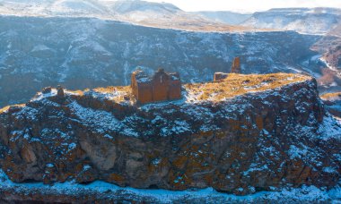 Aziz Elia Kilisesi 'nin kalıntıları, Zakares Kilisesi' nin tepesinde Kizkale 'nin son kalıntıları, Bakireler, Bakireler Şatosu' nun muhteşem manzarası.,