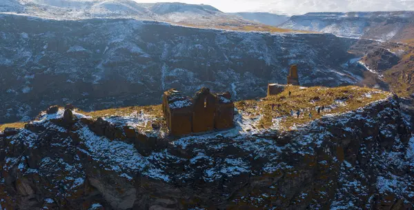 Aziz Elia Kilisesi 'nin kalıntıları, Zakares Kilisesi' nin tepesinde Kizkale 'nin son kalıntıları, Bakireler, Bakireler Şatosu' nun muhteşem manzarası.,