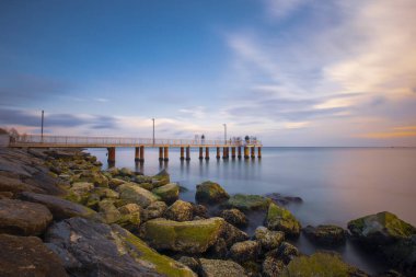 Florya, İstanbul deniz kenarı güneşi sıcacık renklerle batıyor.