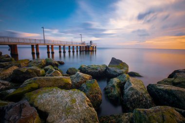Florya, İstanbul deniz kenarı güneşi sıcacık renklerle batıyor.
