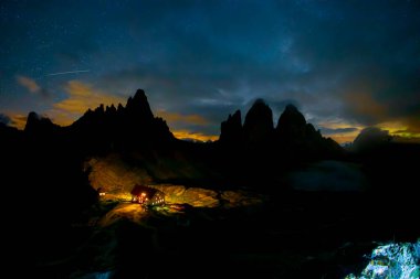 Gece gökyüzü ve Mliky yolu, Tre Cime di Lavaredo, Dolomites, Alpler dağı yatay