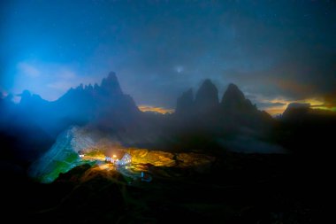 Gece gökyüzü ve Mliky yolu, Tre Cime di Lavaredo, Dolomites, Alpler dağı yatay
