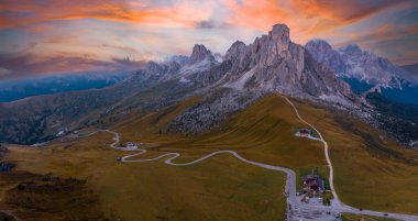 Tepede bahar çiçekleri gün batımında muhteşem dağlar Giau geçidi, Dolomitler, İtalya, Avrupa