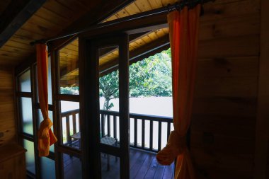 Chalet ormanda saklı.