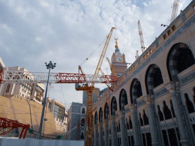 Mescid-i Haram faciası 11 Eylül 2015 'te Suudi Arabistan' ın Mekke kentindeki Mescid-i Haram 'da meydana geldi. Genişleme kapsamındaki bir vinç kulesi çöktü ve 107 kişinin ölümüyle ve 238 kişinin yaralanmasıyla sonuçlandı..