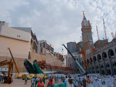 Mescid-i Haram faciası 11 Eylül 2015 'te Suudi Arabistan' ın Mekke kentindeki Mescid-i Haram 'da meydana geldi. Genişleme kapsamındaki bir vinç kulesi çöktü ve 107 kişinin ölümüyle ve 238 kişinin yaralanmasıyla sonuçlandı..