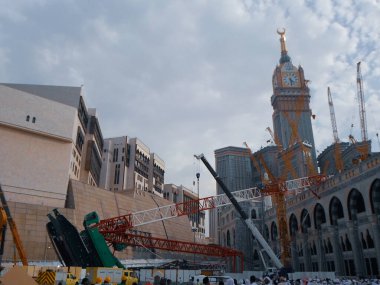 Mescid-i Haram faciası 11 Eylül 2015 'te Suudi Arabistan' ın Mekke kentindeki Mescid-i Haram 'da meydana geldi. Genişleme kapsamındaki bir vinç kulesi çöktü ve 107 kişinin ölümüyle ve 238 kişinin yaralanmasıyla sonuçlandı..