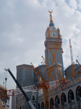 Mescid-i Haram faciası 11 Eylül 2015 'te Suudi Arabistan' ın Mekke kentindeki Mescid-i Haram 'da meydana geldi. Genişleme kapsamındaki bir vinç kulesi çöktü ve 107 kişinin ölümüyle ve 238 kişinin yaralanmasıyla sonuçlandı..