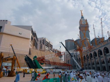 Mescid-i Haram faciası 11 Eylül 2015 'te Suudi Arabistan' ın Mekke kentindeki Mescid-i Haram 'da meydana geldi. Genişleme kapsamındaki bir vinç kulesi çöktü ve 107 kişinin ölümüyle ve 238 kişinin yaralanmasıyla sonuçlandı..