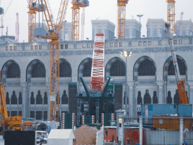 Mescid-i Haram faciası 11 Eylül 2015 'te Suudi Arabistan' ın Mekke kentindeki Mescid-i Haram 'da meydana geldi. Genişleme kapsamındaki bir vinç kulesi çöktü ve 107 kişinin ölümüyle ve 238 kişinin yaralanmasıyla sonuçlandı..