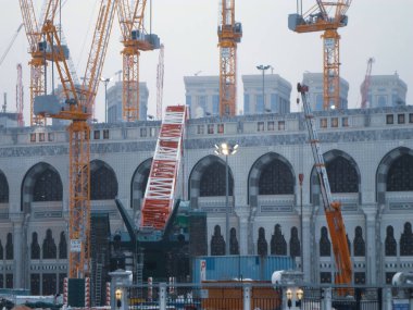 Mescid-i Haram faciası 11 Eylül 2015 'te Suudi Arabistan' ın Mekke kentindeki Mescid-i Haram 'da meydana geldi. Genişleme kapsamındaki bir vinç kulesi çöktü ve 107 kişinin ölümüyle ve 238 kişinin yaralanmasıyla sonuçlandı..