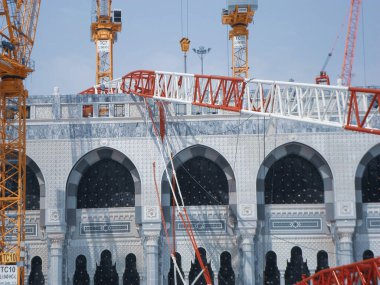 Mescid-i Haram faciası 11 Eylül 2015 'te Suudi Arabistan' ın Mekke kentindeki Mescid-i Haram 'da meydana geldi. Genişleme kapsamındaki bir vinç kulesi çöktü ve 107 kişinin ölümüyle ve 238 kişinin yaralanmasıyla sonuçlandı..