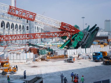 Mescid-i Haram faciası 11 Eylül 2015 'te Suudi Arabistan' ın Mekke kentindeki Mescid-i Haram 'da meydana geldi. Genişleme kapsamındaki bir vinç kulesi çöktü ve 107 kişinin ölümüyle ve 238 kişinin yaralanmasıyla sonuçlandı..