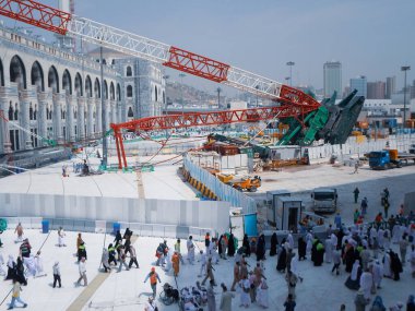 Mescid-i Haram faciası 11 Eylül 2015 'te Suudi Arabistan' ın Mekke kentindeki Mescid-i Haram 'da meydana geldi. Genişleme kapsamındaki bir vinç kulesi çöktü ve 107 kişinin ölümüyle ve 238 kişinin yaralanmasıyla sonuçlandı..