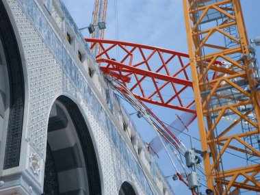 Mescid-i Haram faciası 11 Eylül 2015 'te Suudi Arabistan' ın Mekke kentindeki Mescid-i Haram 'da meydana geldi. Genişleme kapsamındaki bir vinç kulesi çöktü ve 107 kişinin ölümüyle ve 238 kişinin yaralanmasıyla sonuçlandı..