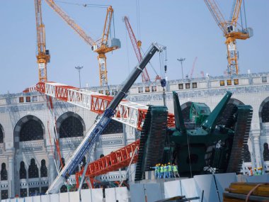 Mescid-i Haram faciası 11 Eylül 2015 'te Suudi Arabistan' ın Mekke kentindeki Mescid-i Haram 'da meydana geldi. Genişleme kapsamındaki bir vinç kulesi çöktü ve 107 kişinin ölümüyle ve 238 kişinin yaralanmasıyla sonuçlandı..