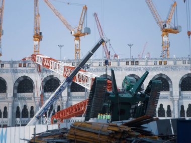 Mescid-i Haram faciası 11 Eylül 2015 'te Suudi Arabistan' ın Mekke kentindeki Mescid-i Haram 'da meydana geldi. Genişleme kapsamındaki bir vinç kulesi çöktü ve 107 kişinin ölümüyle ve 238 kişinin yaralanmasıyla sonuçlandı..