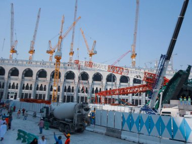 Mescid-i Haram faciası 11 Eylül 2015 'te Suudi Arabistan' ın Mekke kentindeki Mescid-i Haram 'da meydana geldi. Genişleme kapsamındaki bir vinç kulesi çöktü ve 107 kişinin ölümüyle ve 238 kişinin yaralanmasıyla sonuçlandı..