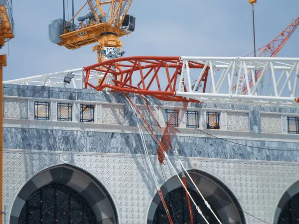 Mescid-i Haram faciası 11 Eylül 2015 'te Suudi Arabistan' ın Mekke kentindeki Mescid-i Haram 'da meydana geldi. Genişleme kapsamındaki bir vinç kulesi çöktü ve 107 kişinin ölümüyle ve 238 kişinin yaralanmasıyla sonuçlandı..