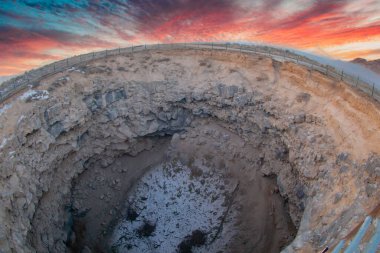 Doubeyazt ilinde yer alan göktaşı çukuru, dünyanın en büyük ikinci göktaşı çukuru. 19. yüzyılda bir meteor çarpması sonucu oluşmuş.