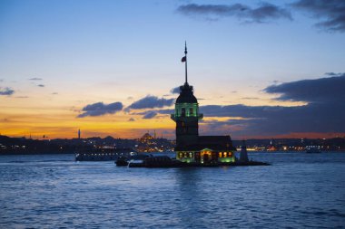 Yaşlı Bakirenin Kulesi ve akşam vakti