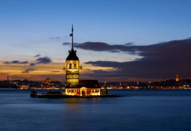 Yaşlı Bakirenin Kulesi ve akşam vakti