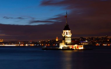 Yaşlı Bakirenin Kulesi ve akşam vakti