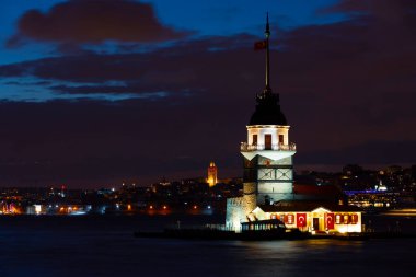 Yaşlı Bakirenin Kulesi ve akşam vakti