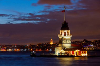 Yaşlı Bakirenin Kulesi ve akşam vakti