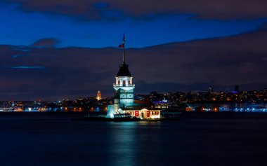 Yaşlı Bakirenin Kulesi ve akşam vakti