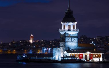 Yaşlı Bakirenin Kulesi ve akşam vakti