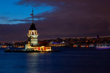 Yaşlı Bakirenin Kulesi ve akşam vakti