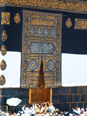 Kutsal Kabe kapısı ve duvarlar, Müslümanlar dolaşıyor.