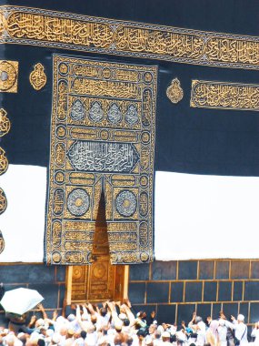 Kutsal Kabe kapısı ve duvarlar, Müslümanlar dolaşıyor.