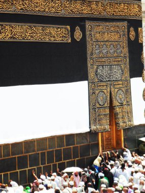 Kutsal Kabe kapısı ve duvarlar, Müslümanlar dolaşıyor.