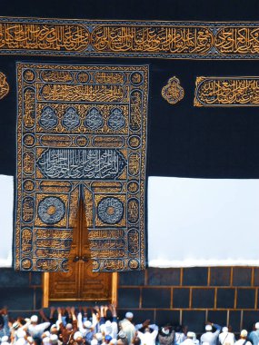 Kutsal Kabe kapısı ve duvarlar, Müslümanlar dolaşıyor.