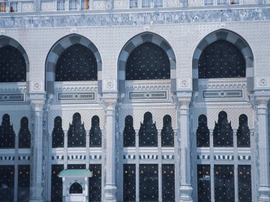 Kutsal Kabe kapısı ve duvarlar, Müslümanlar dolaşıyor.